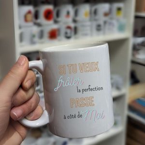 Mug Si tu veux frôler la perfection passe à côté de moi